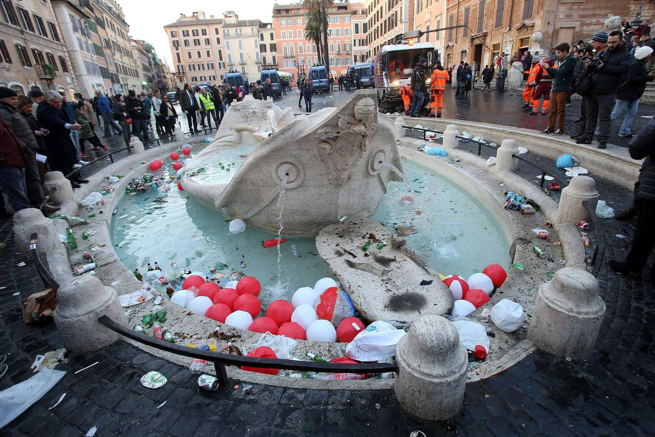 Hinchas del Feyenoord provocan graves disturbios en Roma