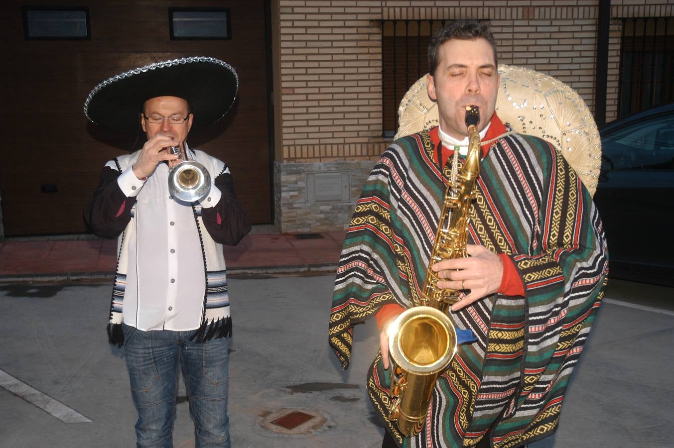 Niños y mayores disfrutan del carnaval en Valverde