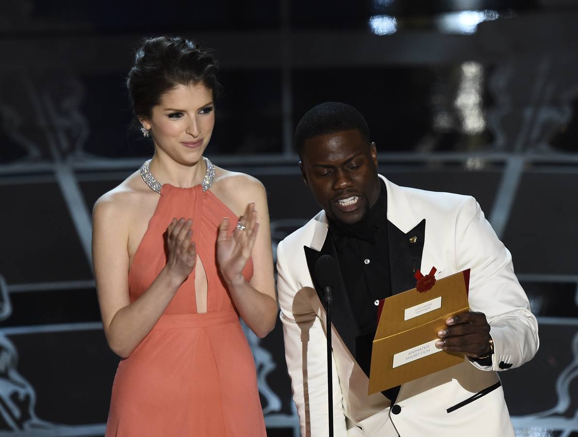 La actriz Anna Kendrick y Kevin Hart presentan uno de los premios.