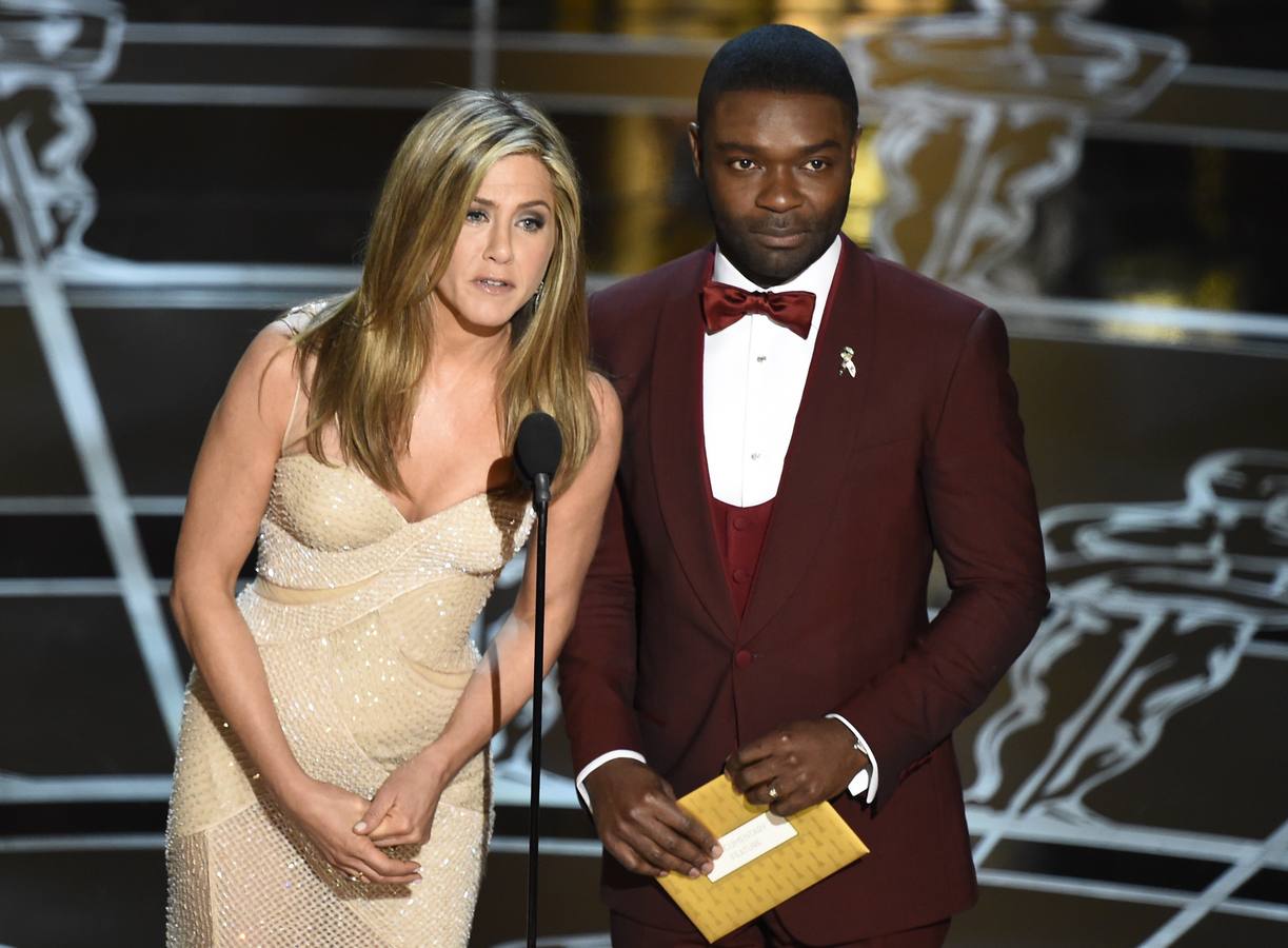 Jennifer Aniston y David Oyelowo presentan uno de los premios.