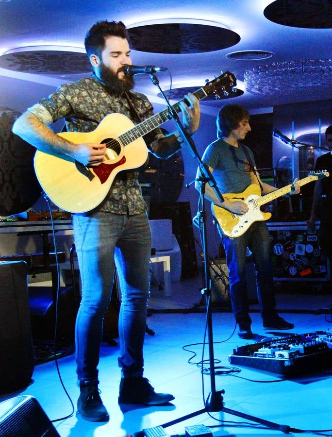 Supersubmarina hace gozar en la sala Sum