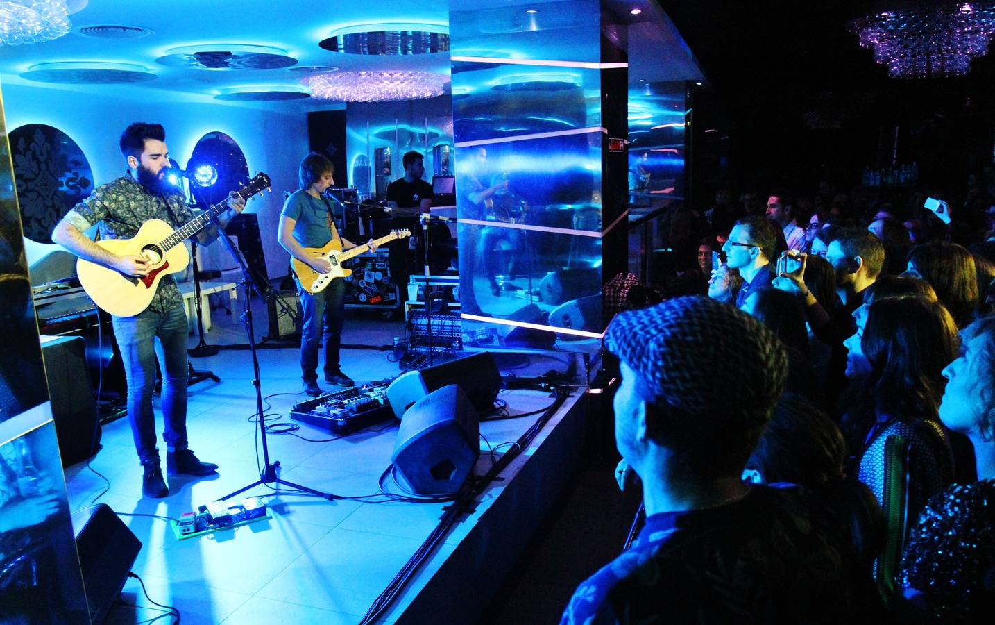 Supersubmarina hace gozar en la sala Sum