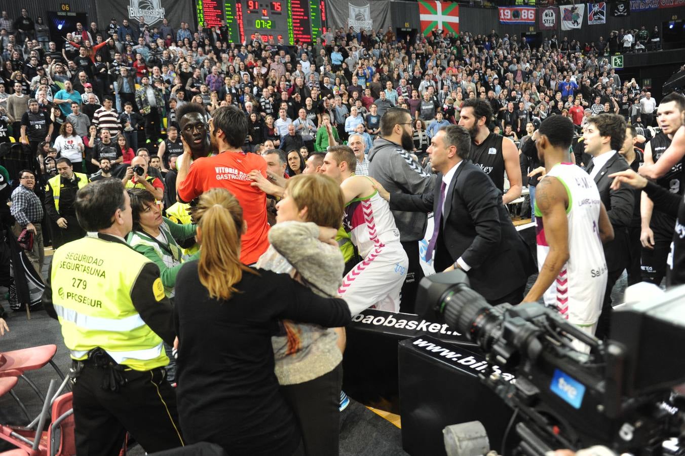 Increíble tangana en el Bilbao basket-Laboral Kutxa