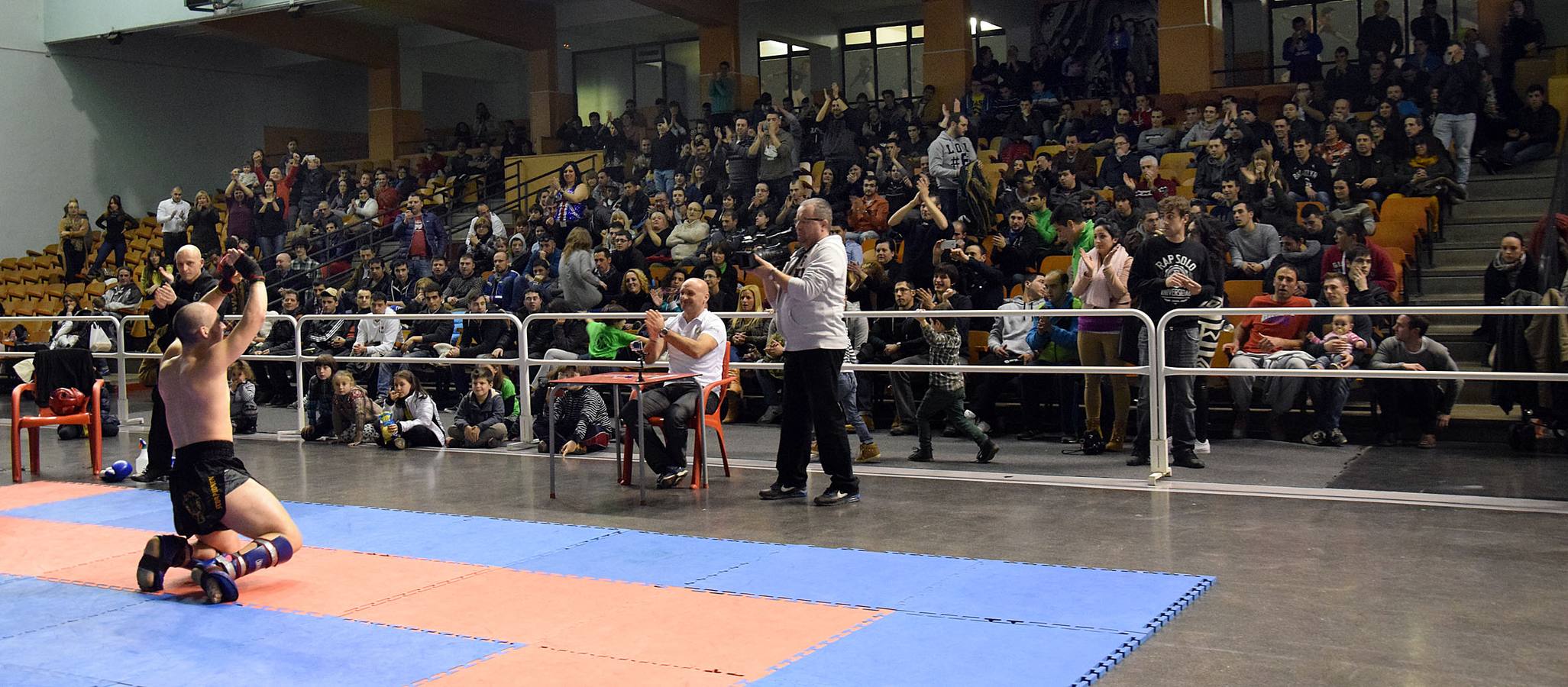 Velada festiva de kick-boxing en el Adarraga