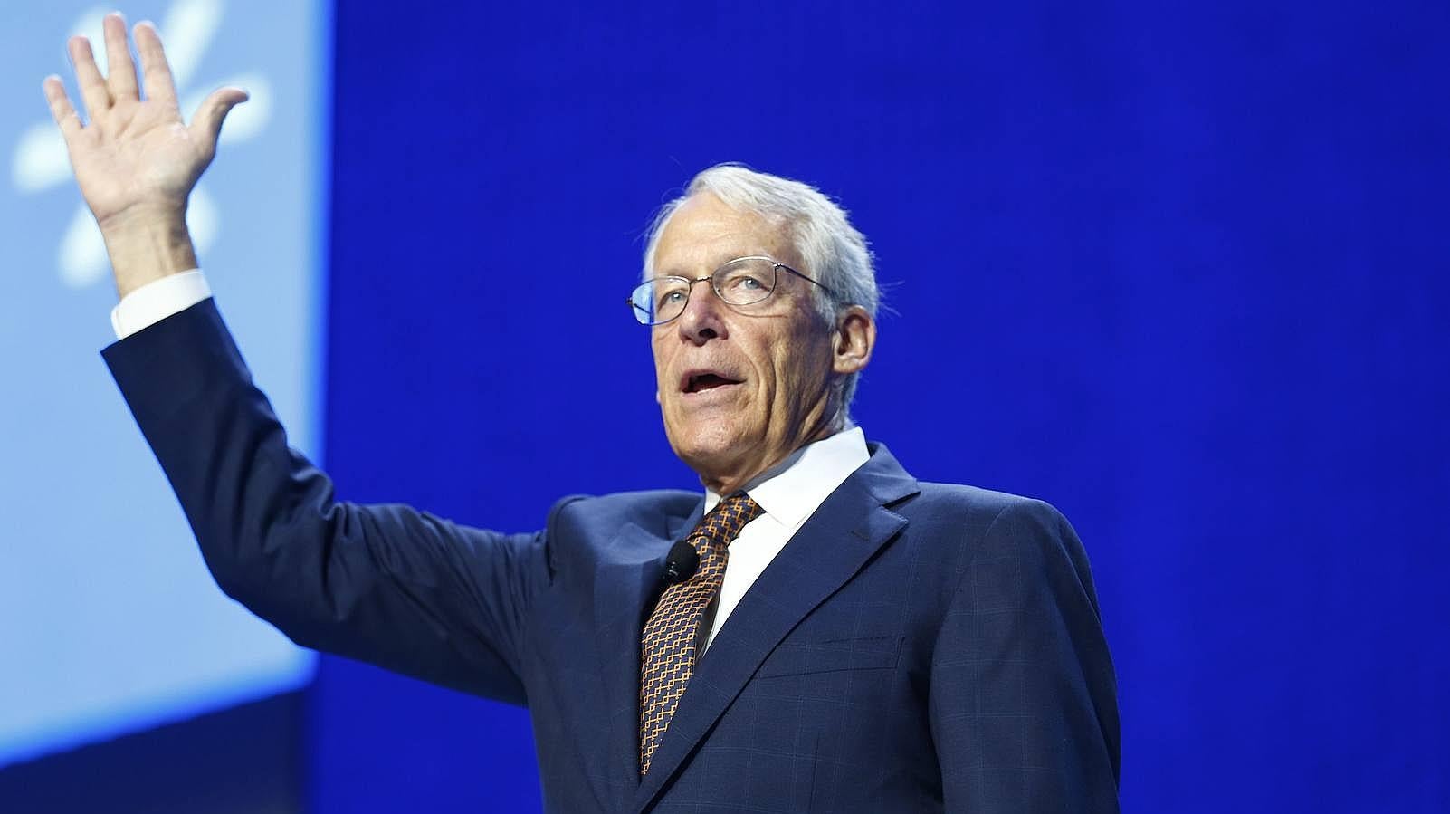 9. Jim Walton. El miembro de la junta de Wal-Mart, es el hijo menor del legendario fundador de la supertienda Sam Walton. La compañía generó on 40.600  millones de dólares en 2014.