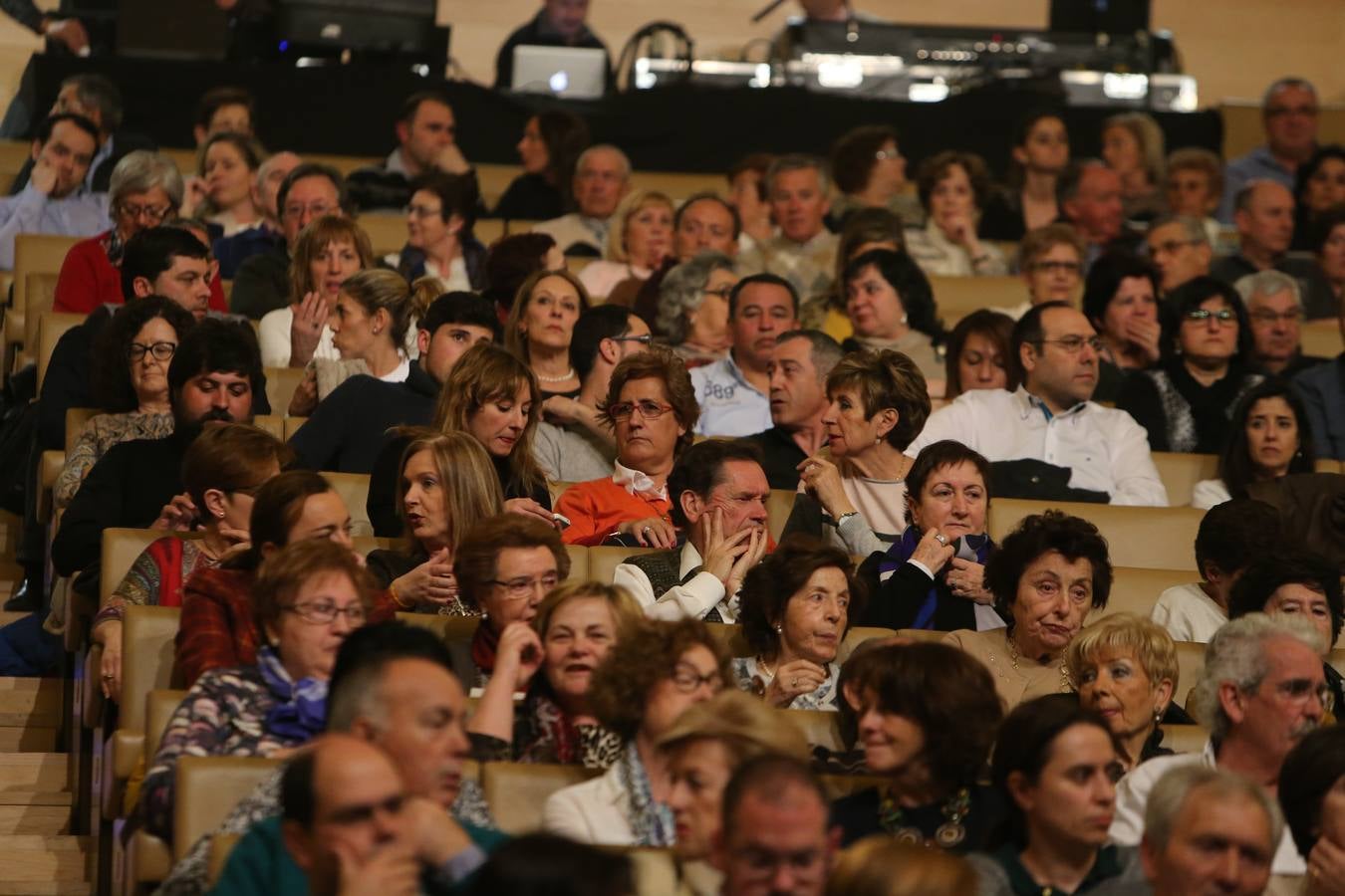 Raphael arranca los aplausos del numeroso público en su concierto en Riojaforum