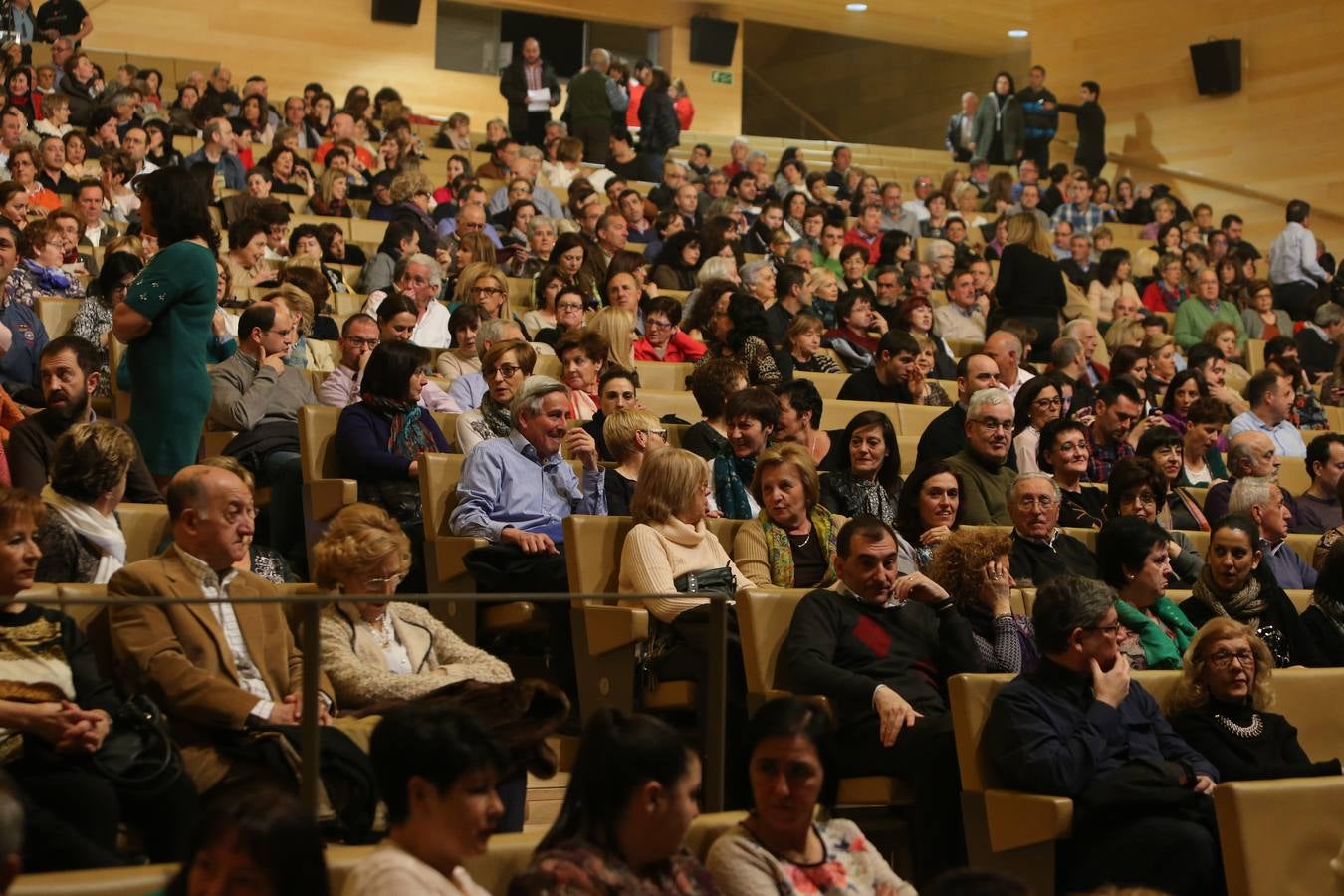 Raphael arranca los aplausos del numeroso público en su concierto en Riojaforum