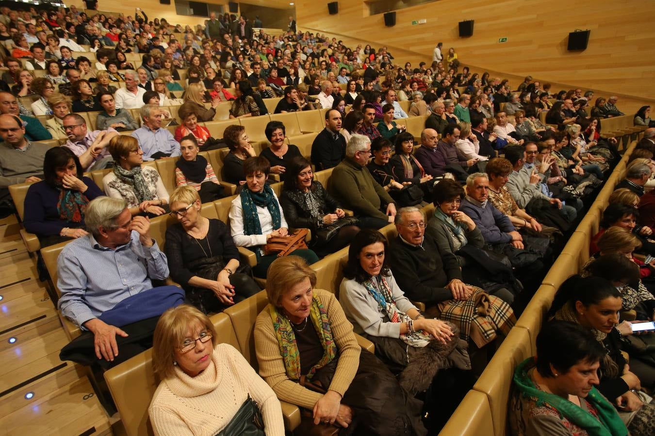Raphael arranca los aplausos del numeroso público en su concierto en Riojaforum