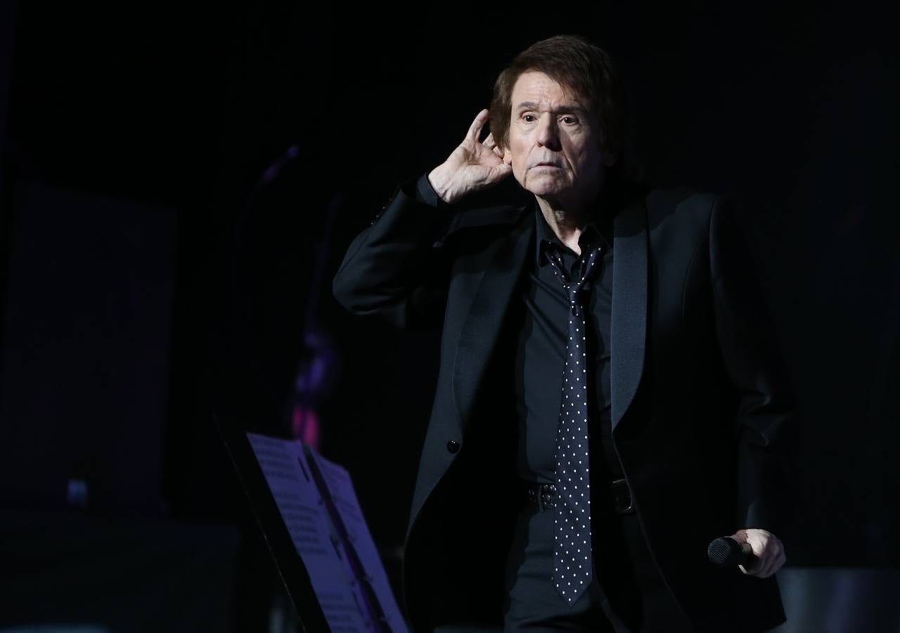 Raphael arranca los aplausos del numeroso público en su concierto en Riojaforum