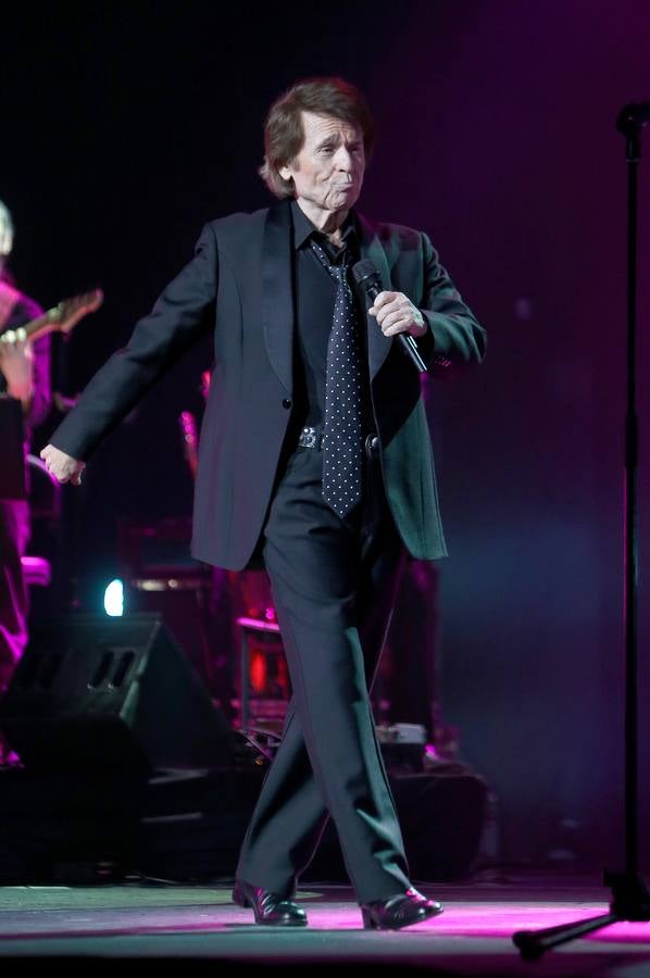Raphael arranca los aplausos del numeroso público en su concierto en Riojaforum