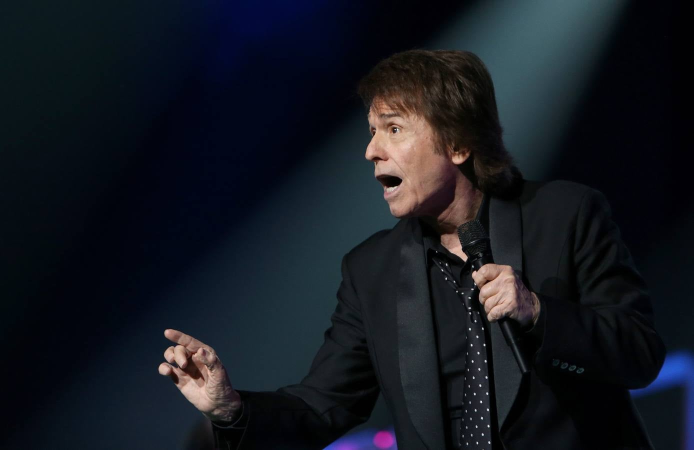 Raphael arranca los aplausos del numeroso público en su concierto en Riojaforum