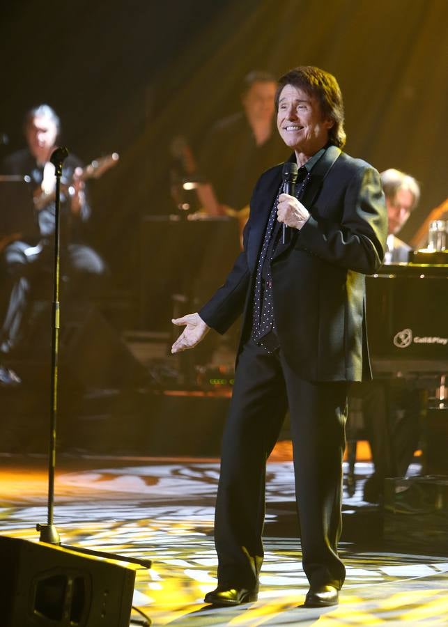 Raphael arranca los aplausos del numeroso público en su concierto en Riojaforum