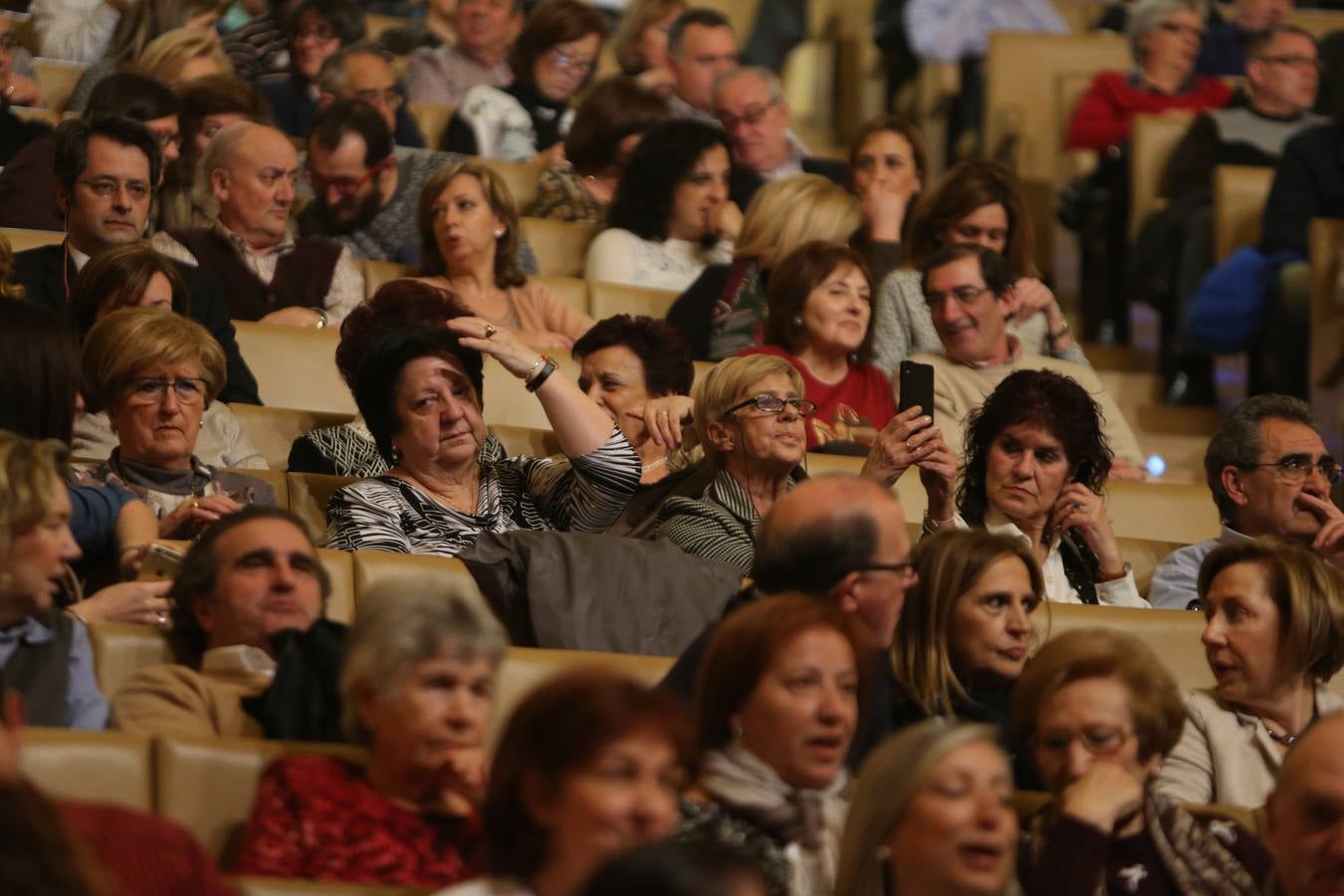Raphael arranca los aplausos del numeroso público en su concierto en Riojaforum