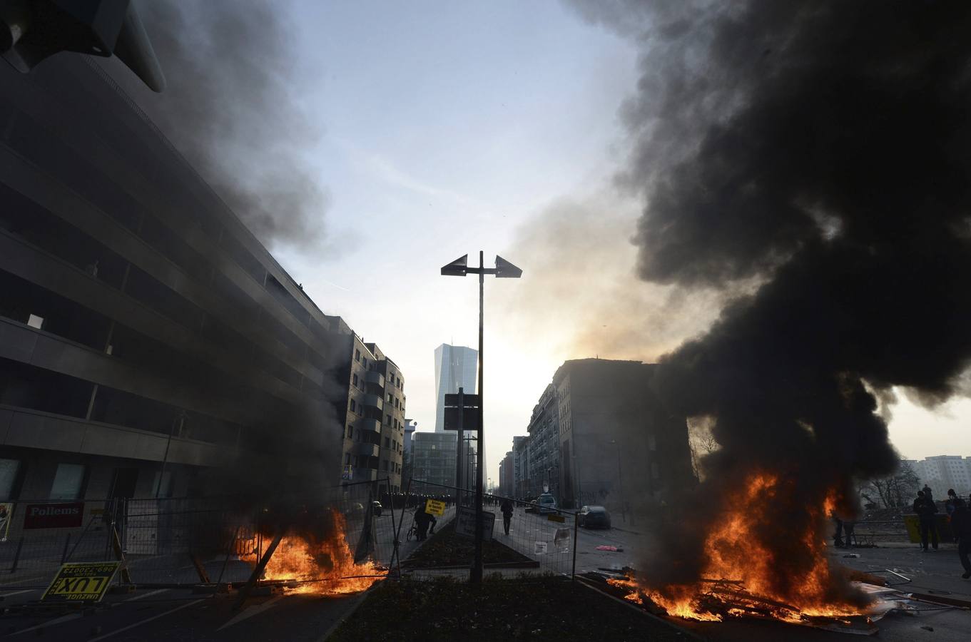 Violentos enfrentamientos en Fráncfort por la inauguración de la sede del BCE