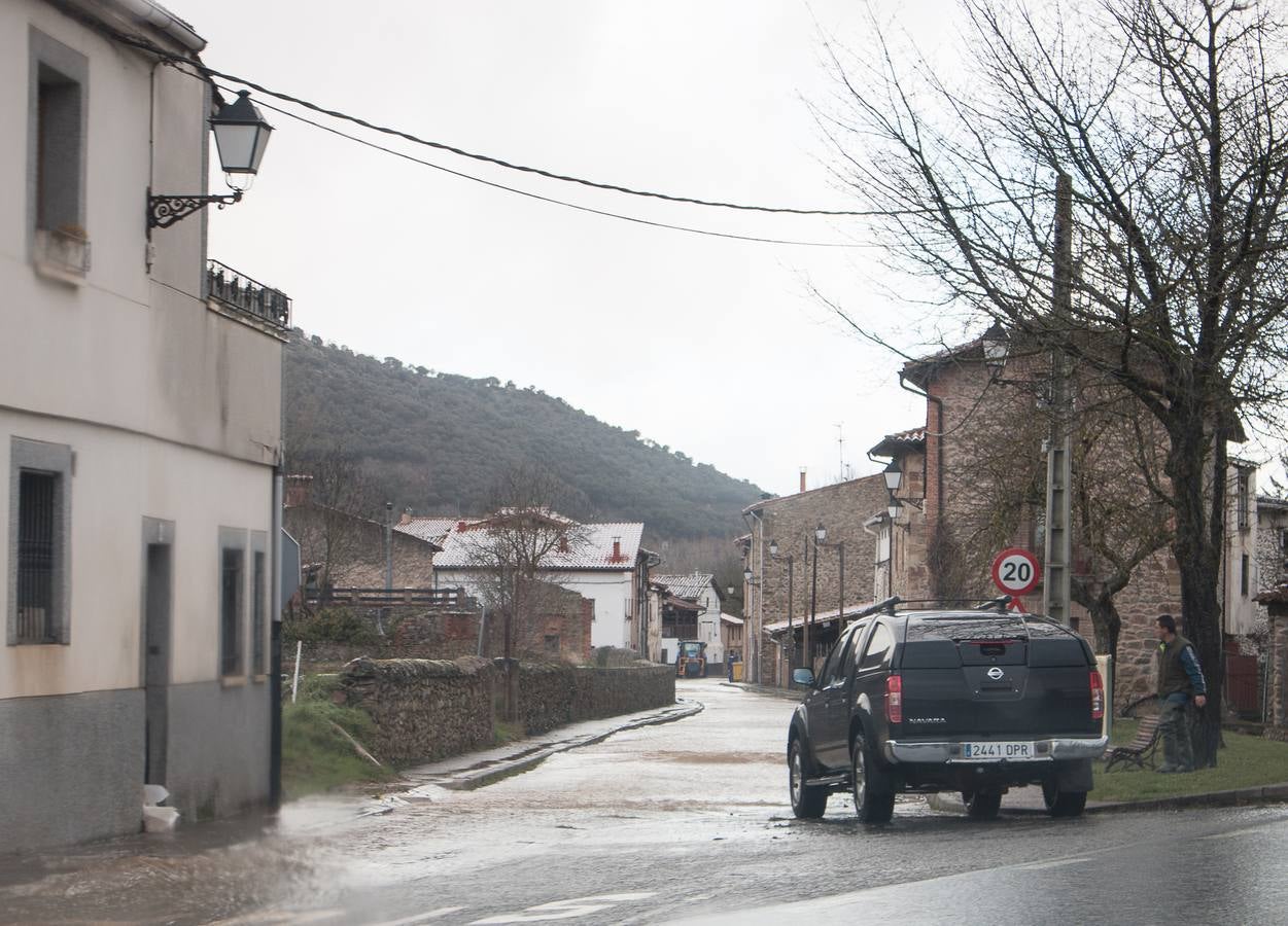 El Oja anega fincas y carreteras en Ojacastro y Santo Domingo