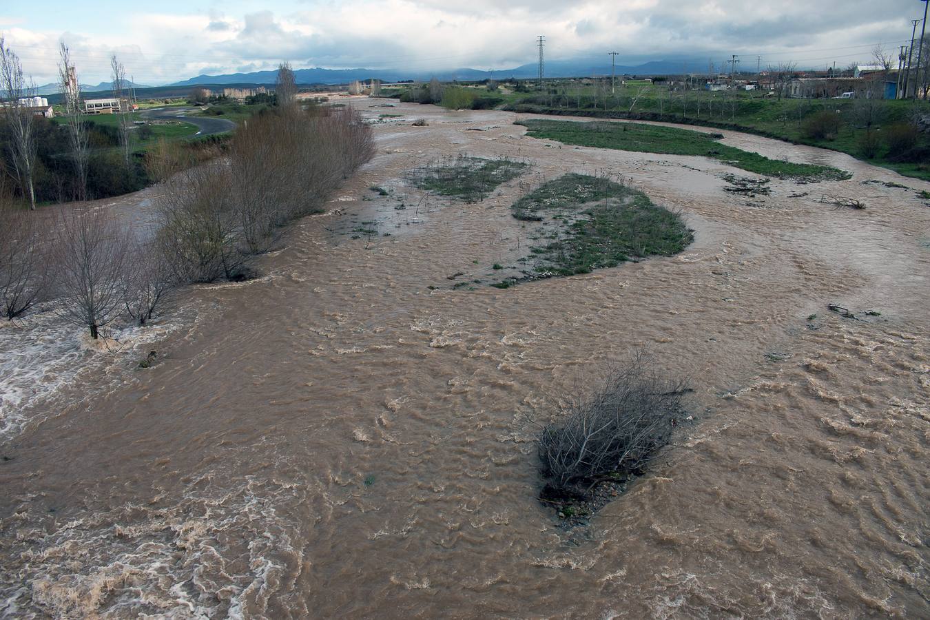 El Oja anega fincas y carreteras en Ojacastro y Santo Domingo