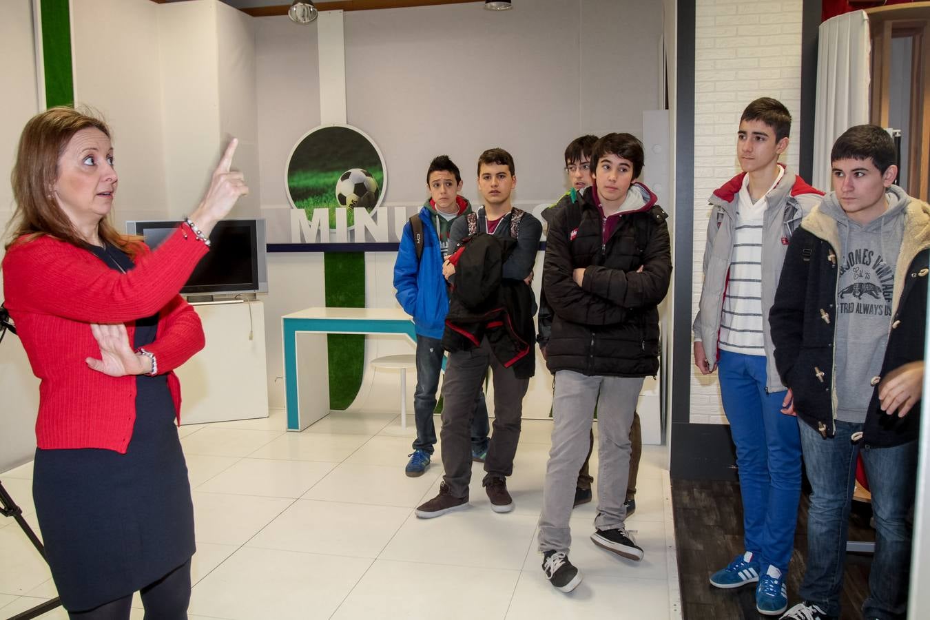 Alumnos de 3º A de la ESO del colegio Marianistas visitan la multimedia de Diario LA RIOJA