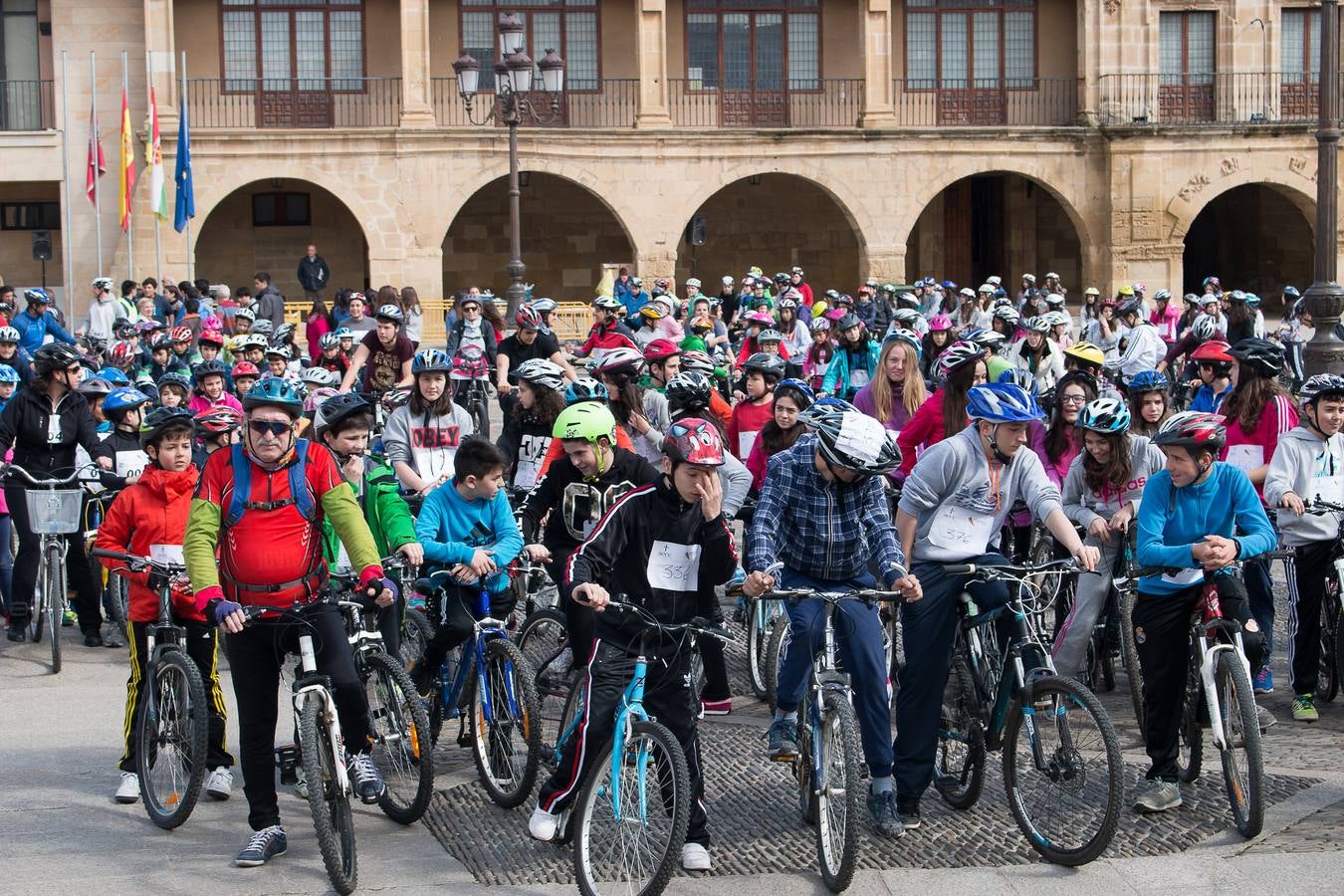 II Marcha Ciclista Solidaria, en favor de la Asociación Española contra el Cáncer en Santo Domingo de La Calzada