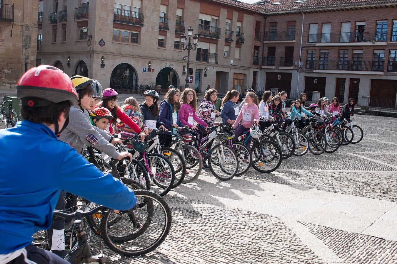 II Marcha Ciclista Solidaria, en favor de la Asociación Española contra el Cáncer en Santo Domingo de La Calzada