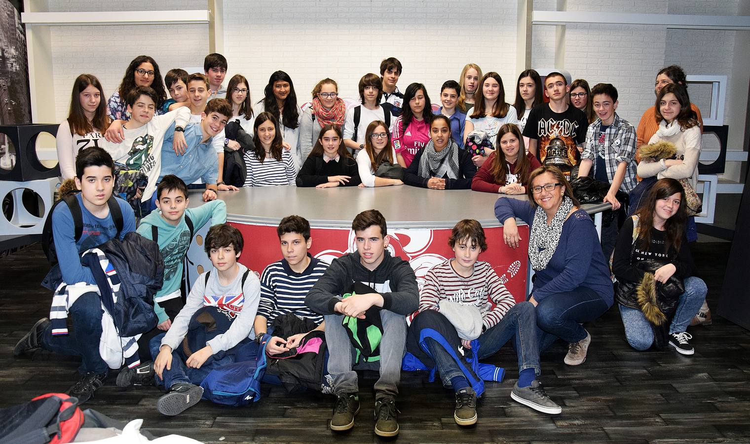 Alumnos de 1º y 2º de la ESO del Sies Rey Don García, sección Baños de Río Tobía, visitan la multimedia de Diario LA RIOJA