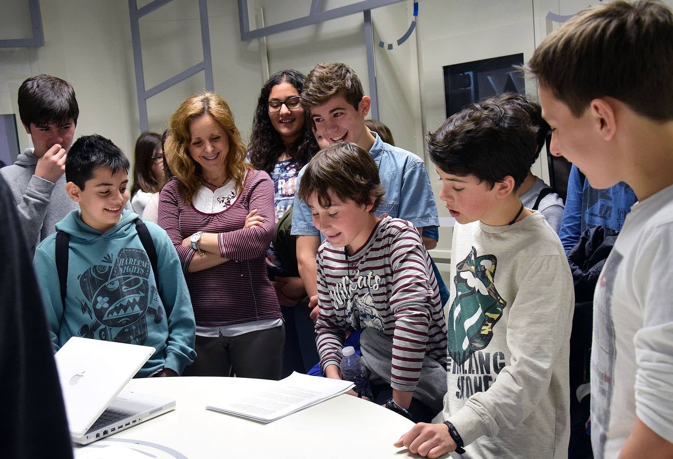 Alumnos de 1º y 2º de la ESO del Sies Rey Don García, sección Baños de Río Tobía, visitan la multimedia de Diario LA RIOJA