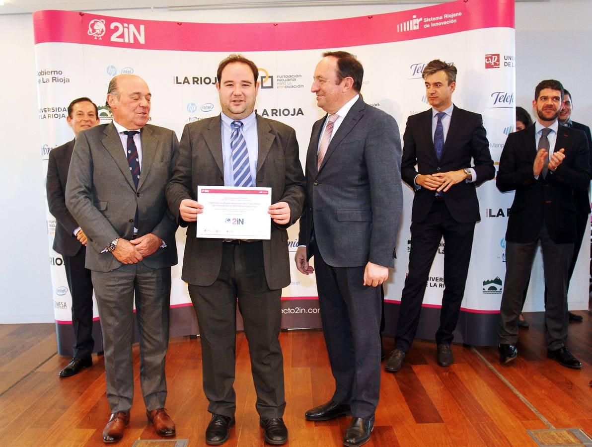 Entrega de los diplomas a los participantes del Proyecto 2IN