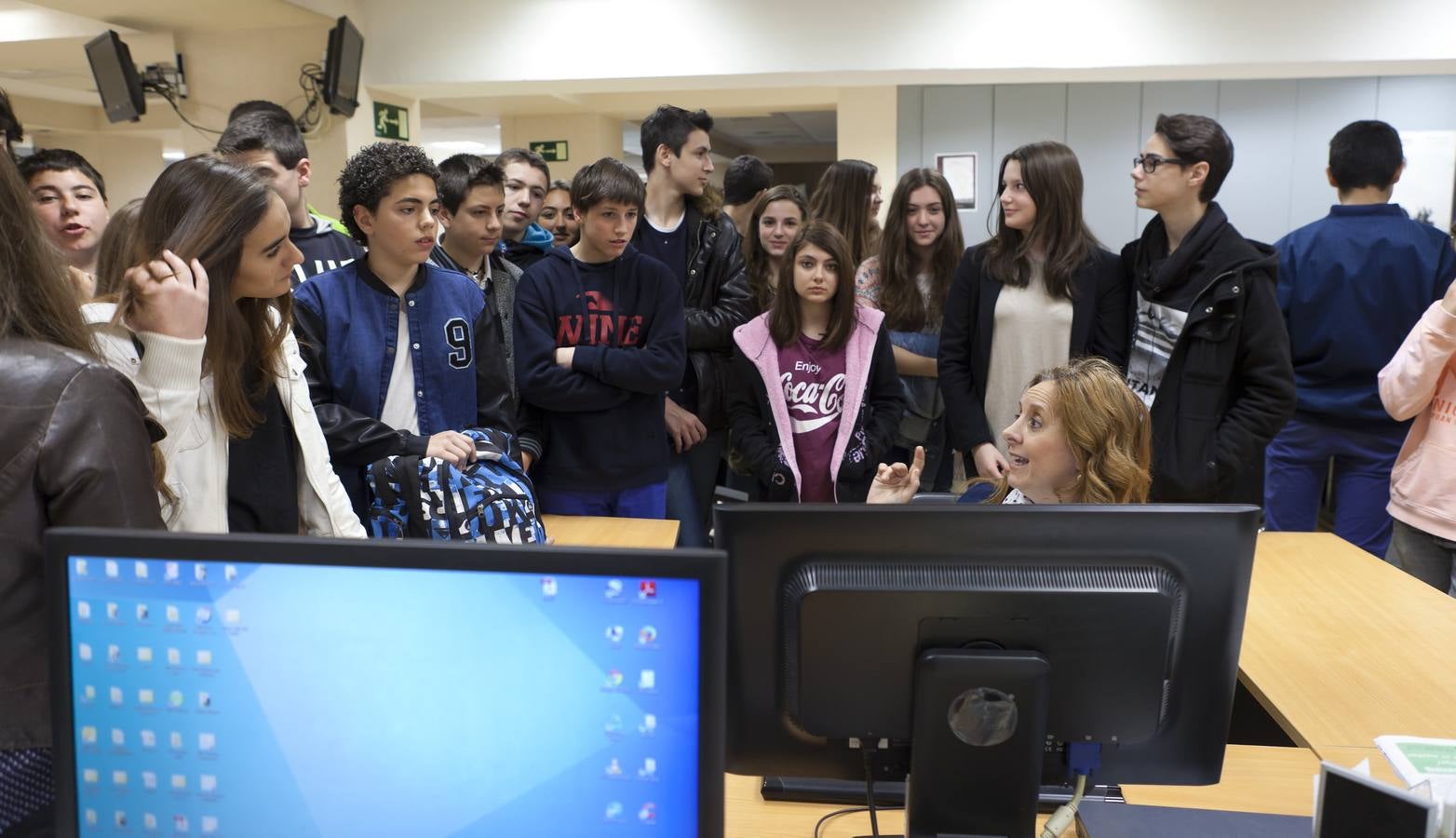 Alumnos de la ESO de 3ºB de Marianistas visitan la multimedia de Diario LA RIOJA