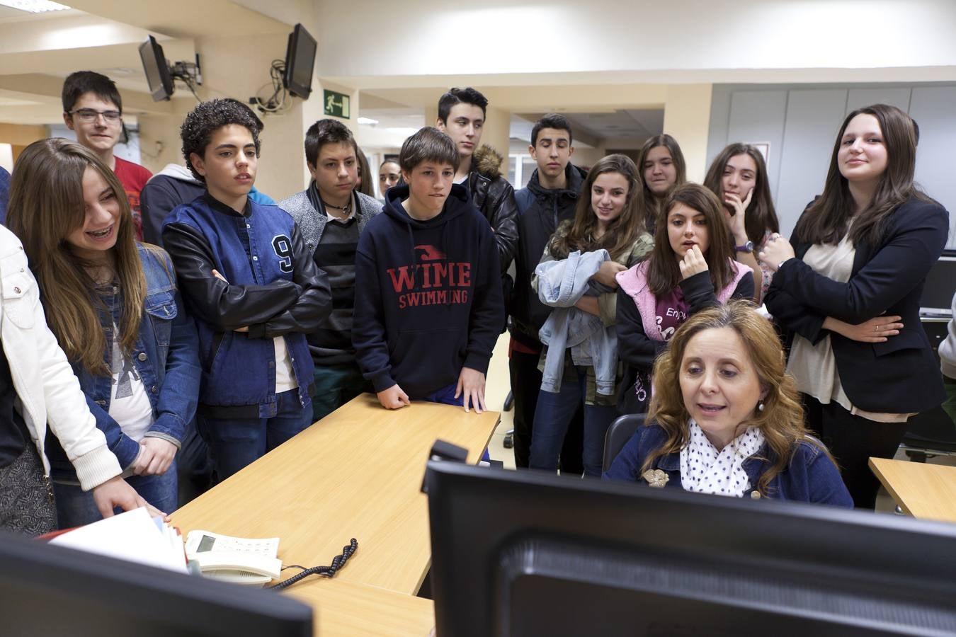 Alumnos de la ESO de 3ºB de Marianistas visitan la multimedia de Diario LA RIOJA