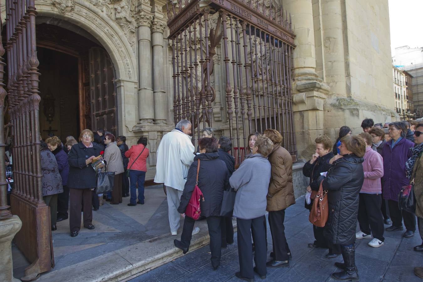 Logroño cumple su tradición de besar los pies del Cristo del Santo Sepulcro