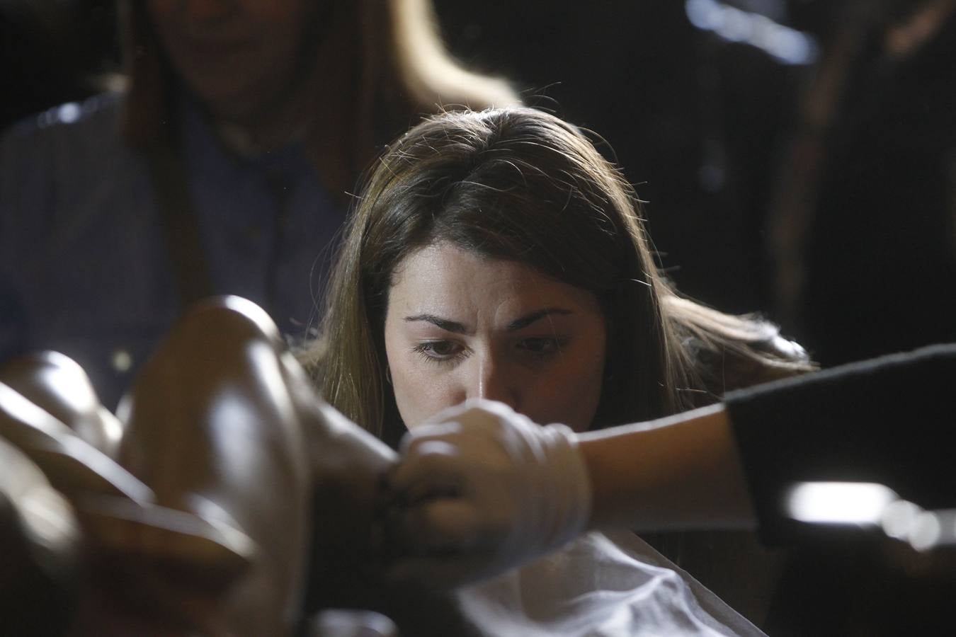 Logroño cumple su tradición de besar los pies del Cristo del Santo Sepulcro