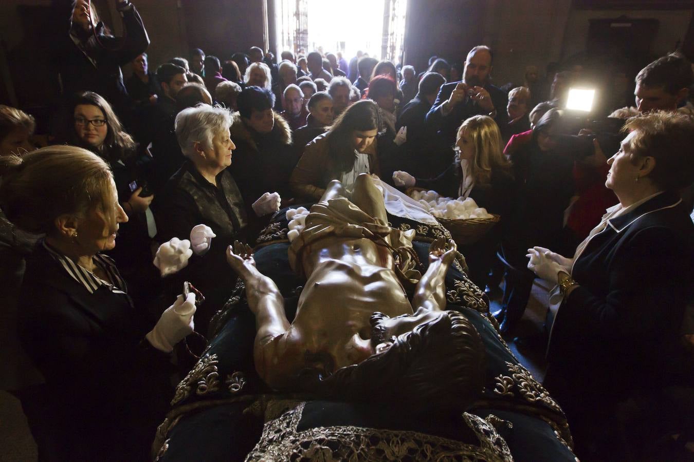Logroño cumple su tradición de besar los pies del Cristo del Santo Sepulcro