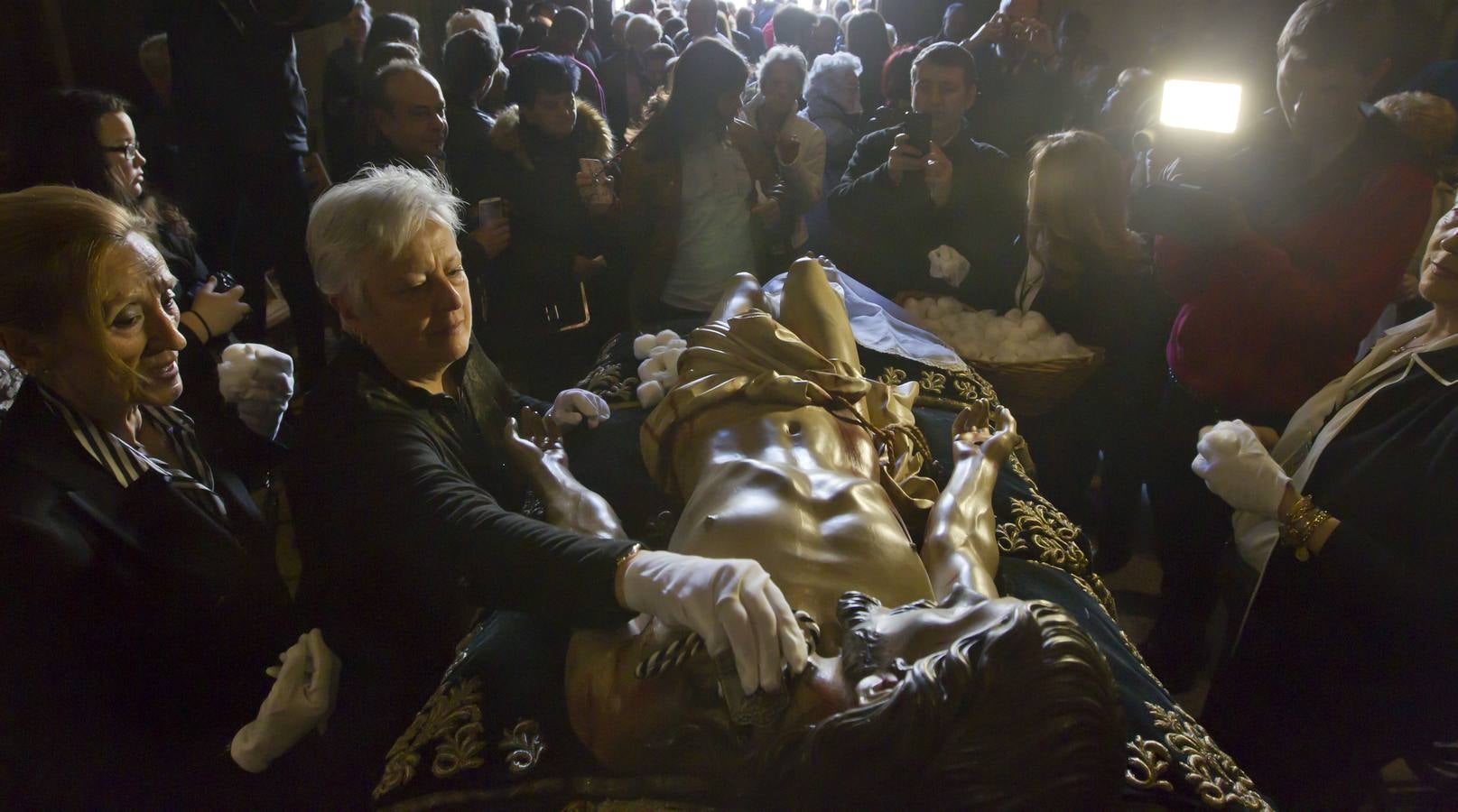 Logroño cumple su tradición de besar los pies del Cristo del Santo Sepulcro