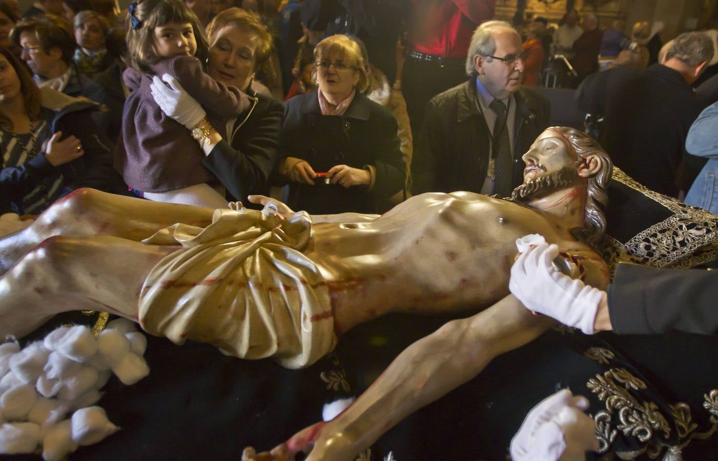 Logroño cumple su tradición de besar los pies del Cristo del Santo Sepulcro