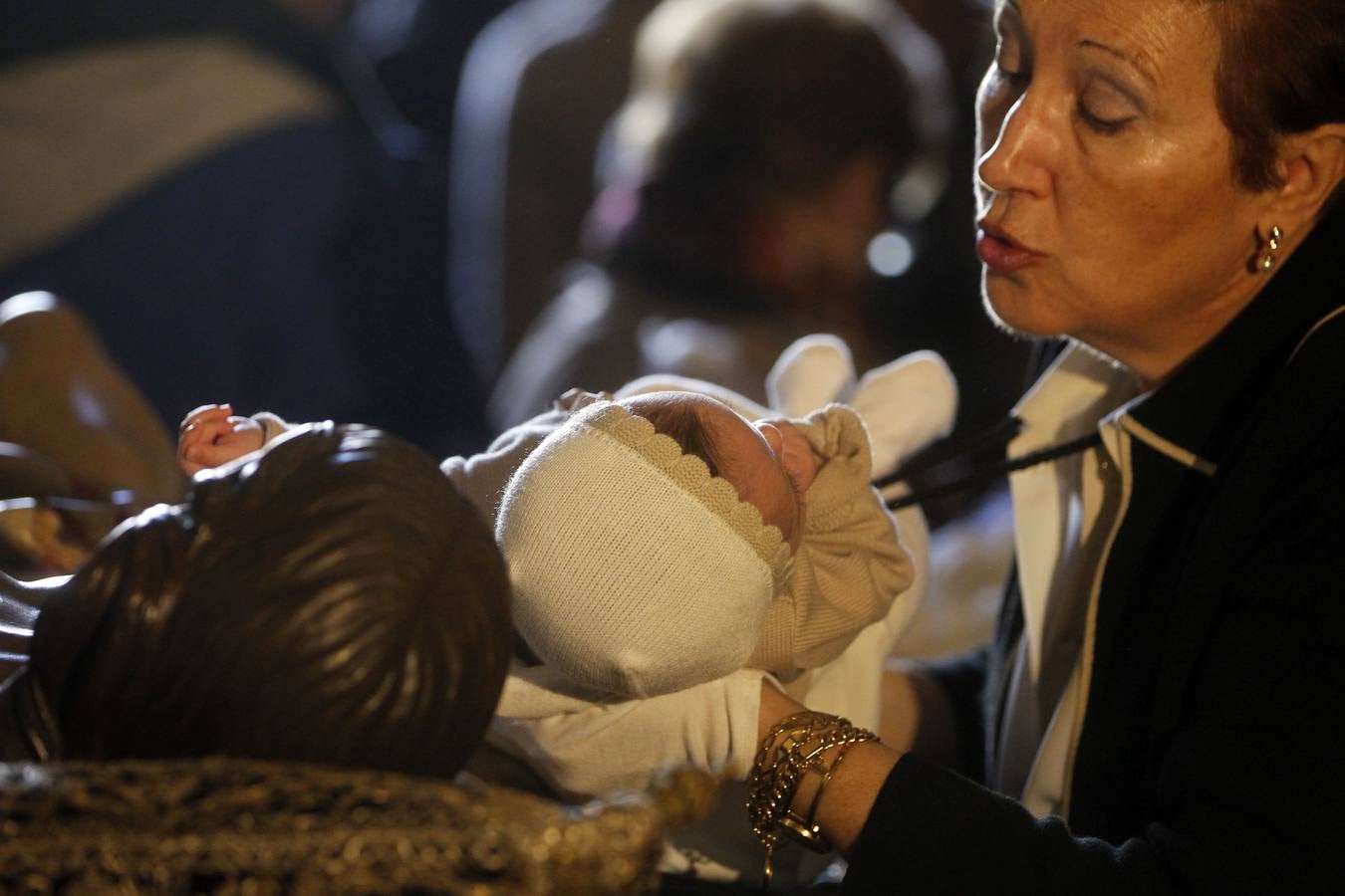 Logroño cumple su tradición de besar los pies del Cristo del Santo Sepulcro