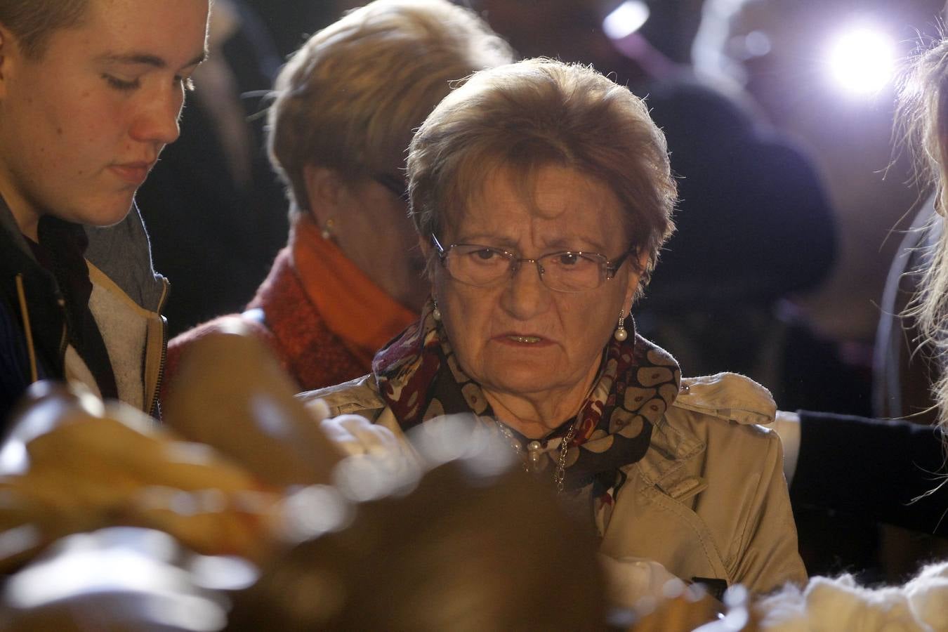 Logroño cumple su tradición de besar los pies del Cristo del Santo Sepulcro