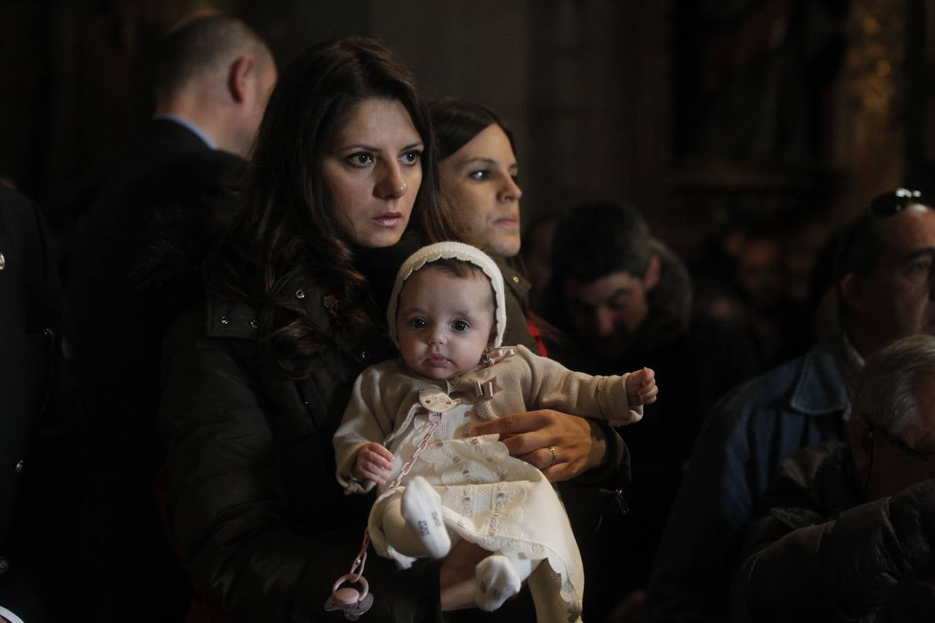Logroño cumple su tradición de besar los pies del Cristo del Santo Sepulcro