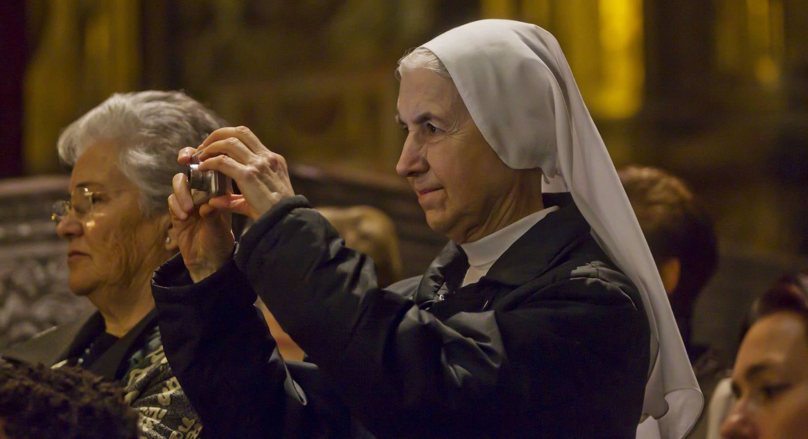 Logroño cumple su tradición de besar los pies del Cristo del Santo Sepulcro