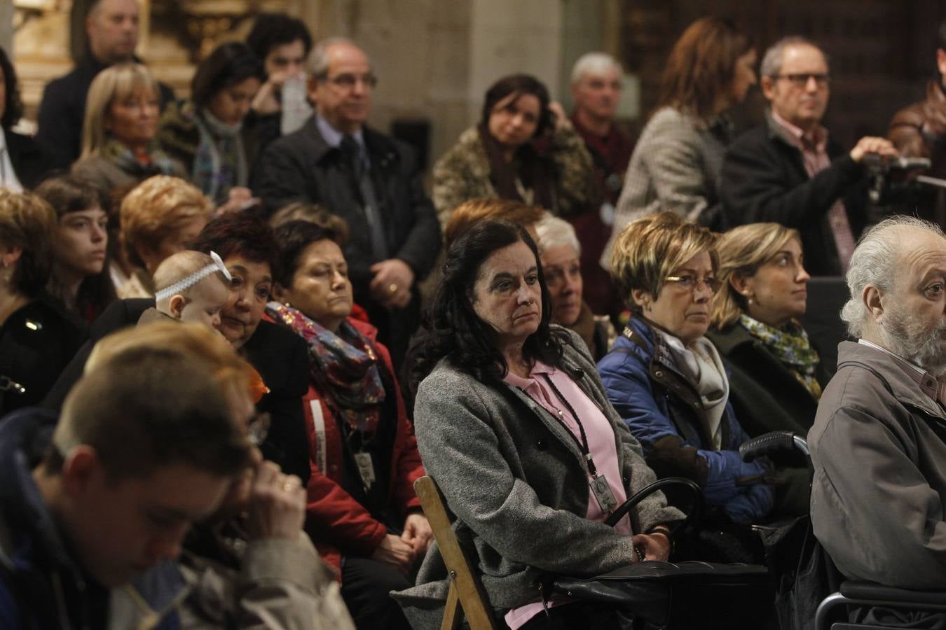 Logroño cumple su tradición de besar los pies del Cristo del Santo Sepulcro