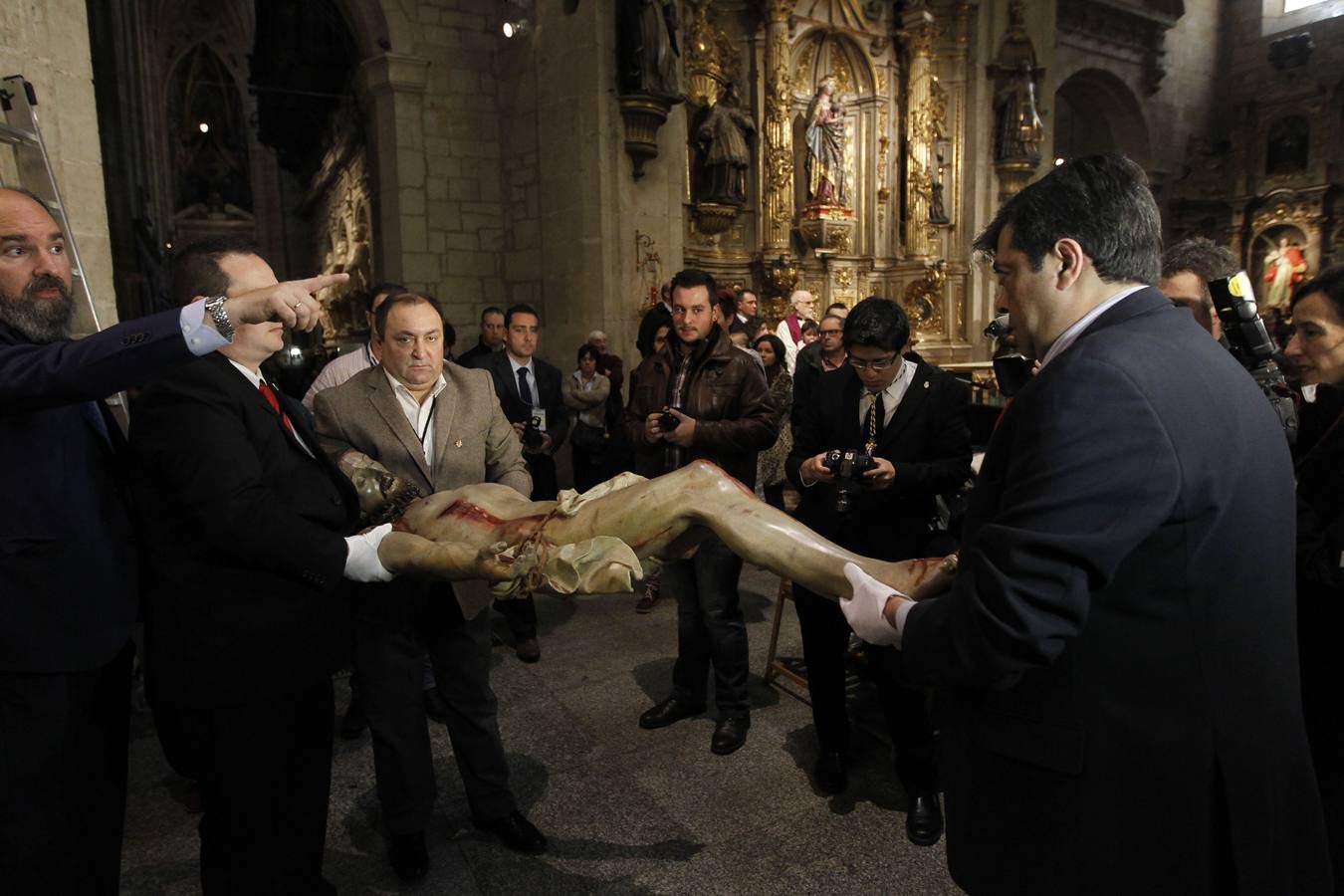 Logroño cumple su tradición de besar los pies del Cristo del Santo Sepulcro