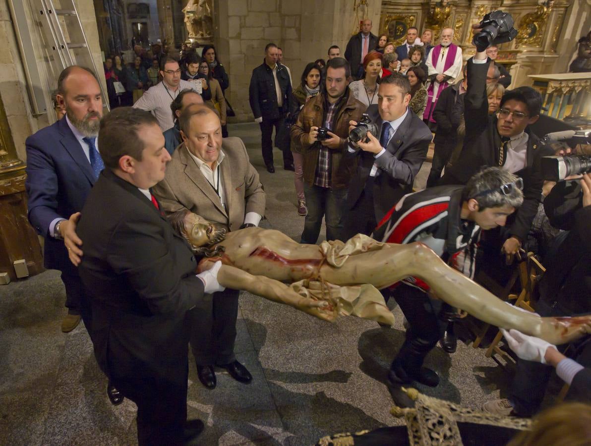 Logroño cumple su tradición de besar los pies del Cristo del Santo Sepulcro