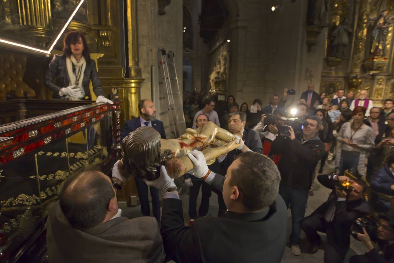 Logroño cumple su tradición de besar los pies del Cristo del Santo Sepulcro