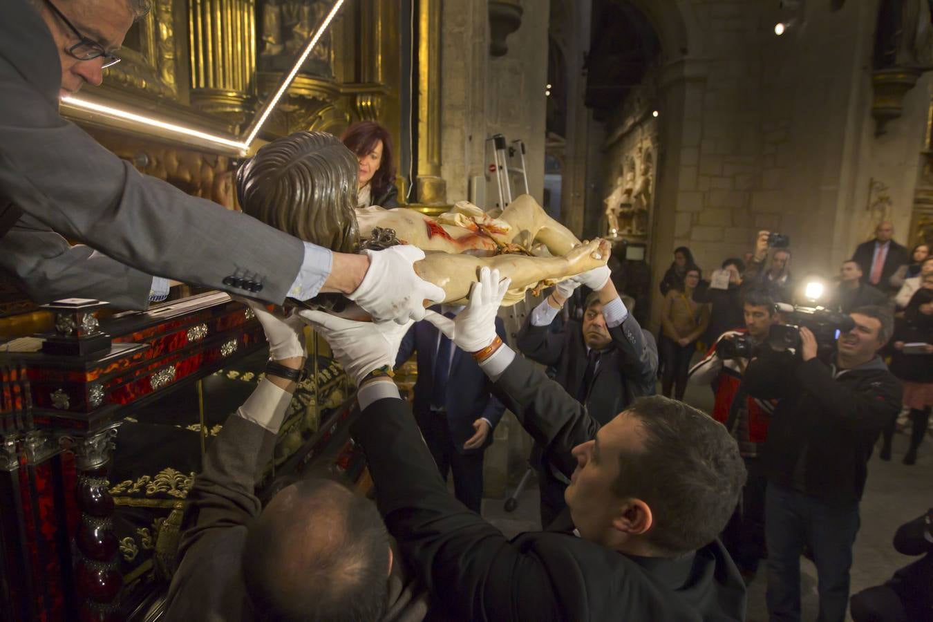 Logroño cumple su tradición de besar los pies del Cristo del Santo Sepulcro