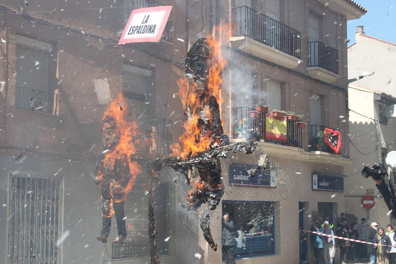 Alfaro celebra la quema de los Judas