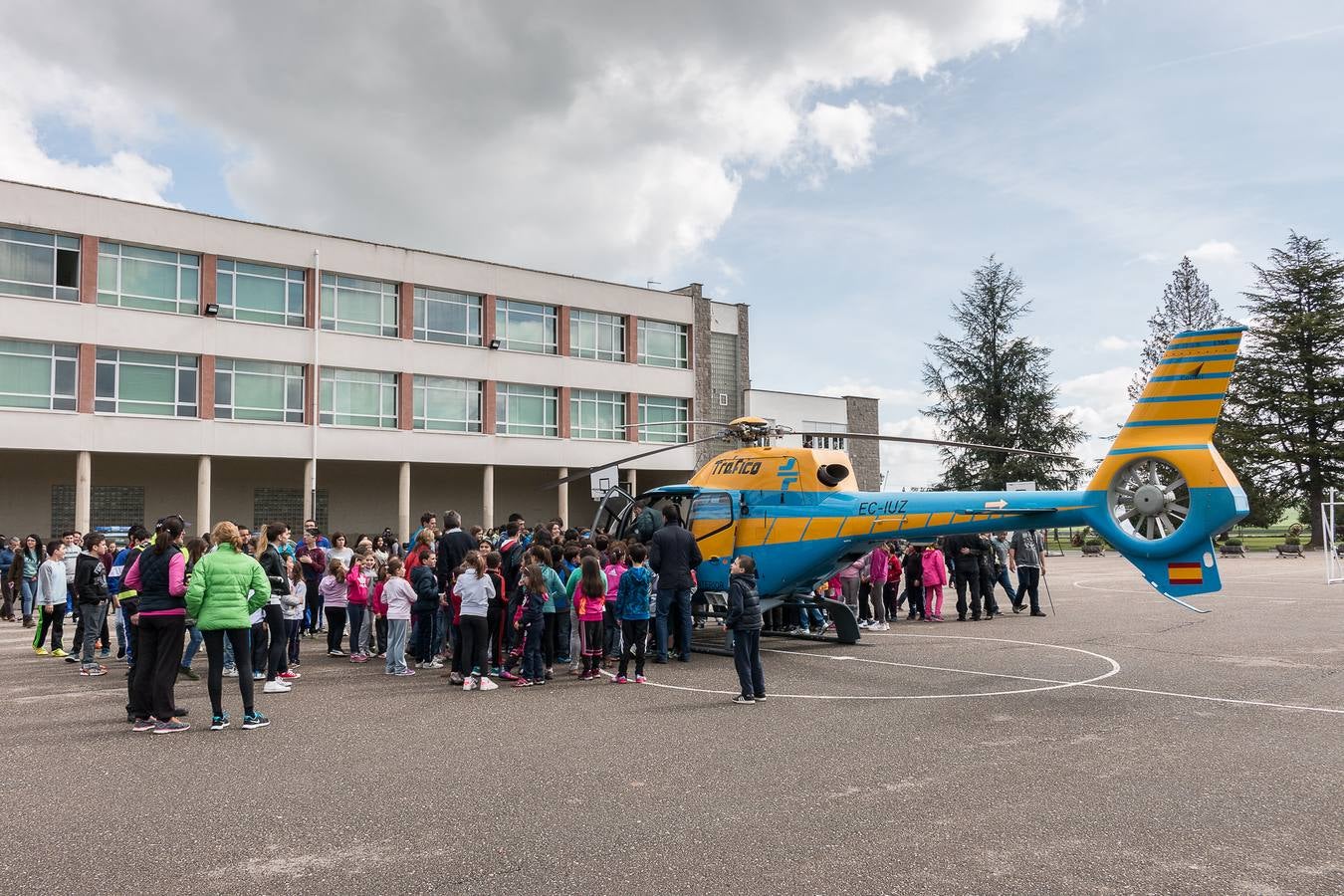 La DGT lleva uno de sus helicópteros al colegio Menesiano de Santo Domingo