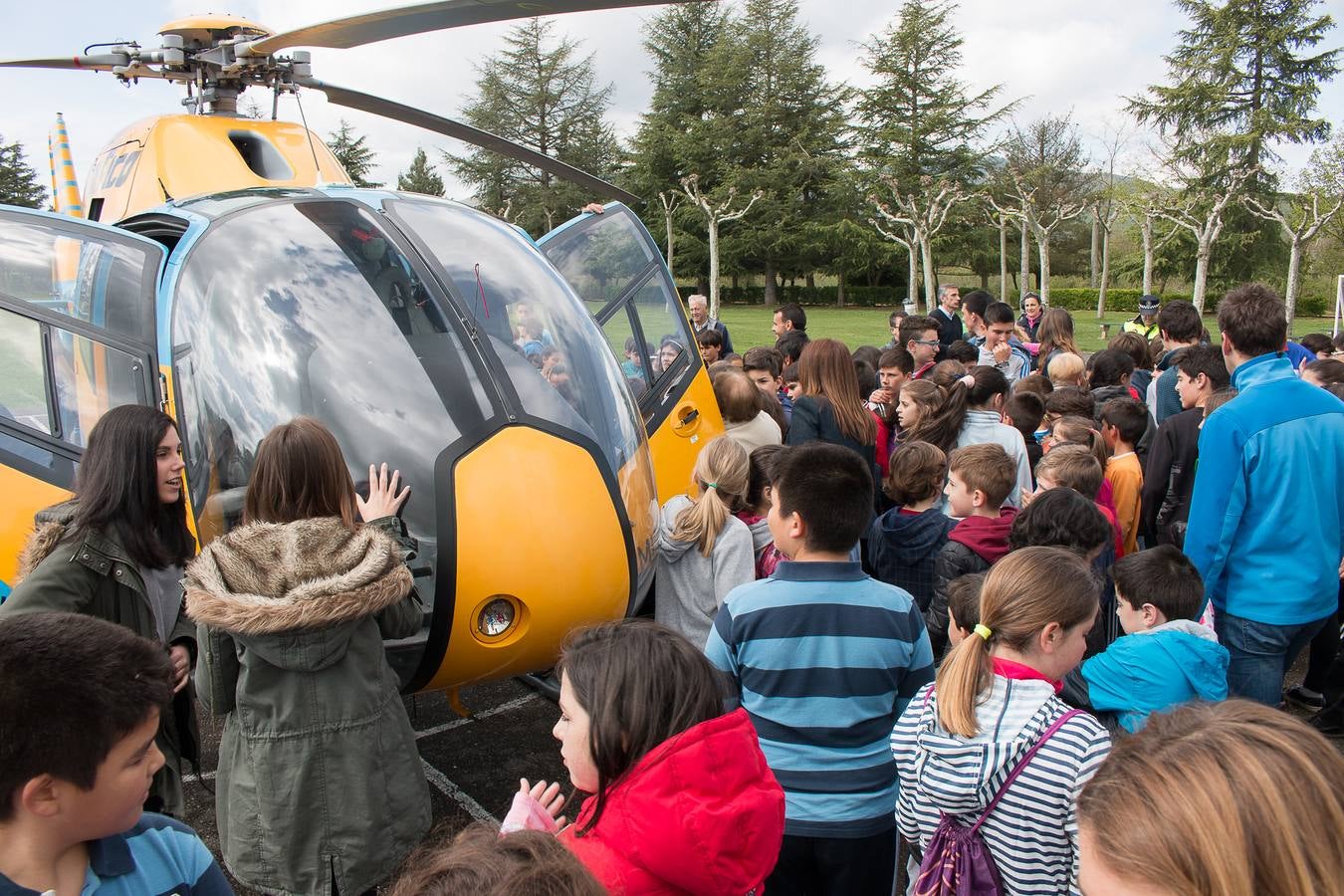 La DGT lleva uno de sus helicópteros al colegio Menesiano de Santo Domingo