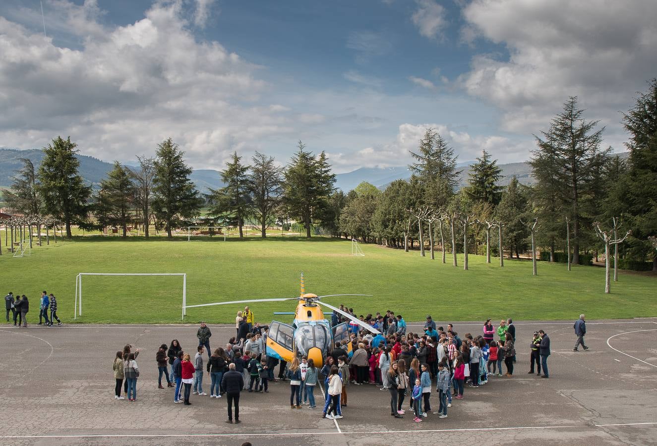 La DGT lleva uno de sus helicópteros al colegio Menesiano de Santo Domingo