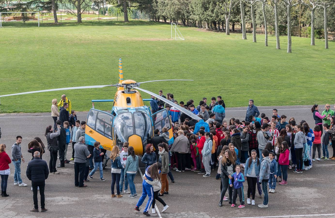 La DGT lleva uno de sus helicópteros al colegio Menesiano de Santo Domingo