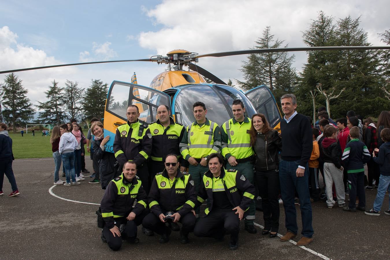 La DGT lleva uno de sus helicópteros al colegio Menesiano de Santo Domingo