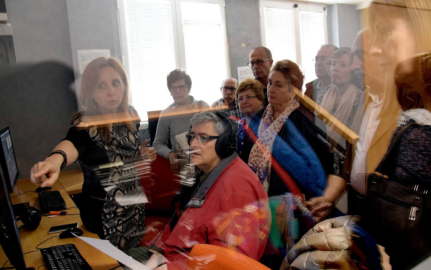 Alumnos de la Universidad de la Experiencia visitan la multimedia de Diario LA RIOJA