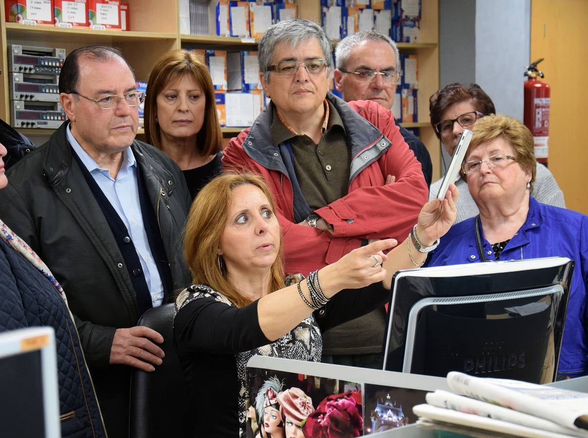 Alumnos de la Universidad de la Experiencia visitan la multimedia de Diario LA RIOJA